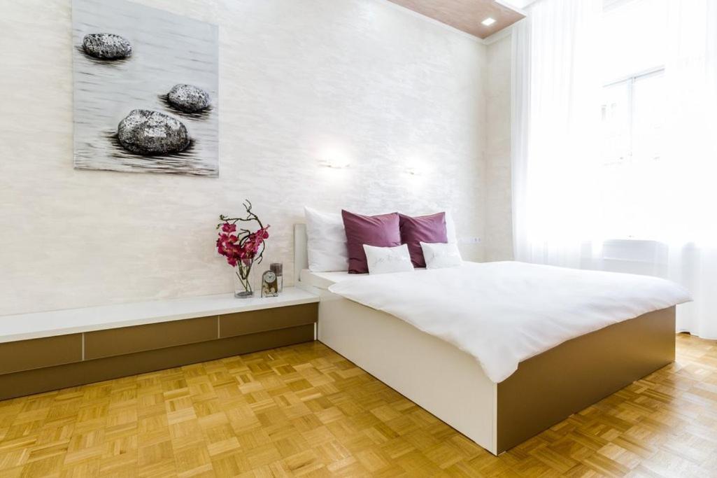 Stylish Apartment 5 Minutes Walk From City Center Prag Exterior foto
