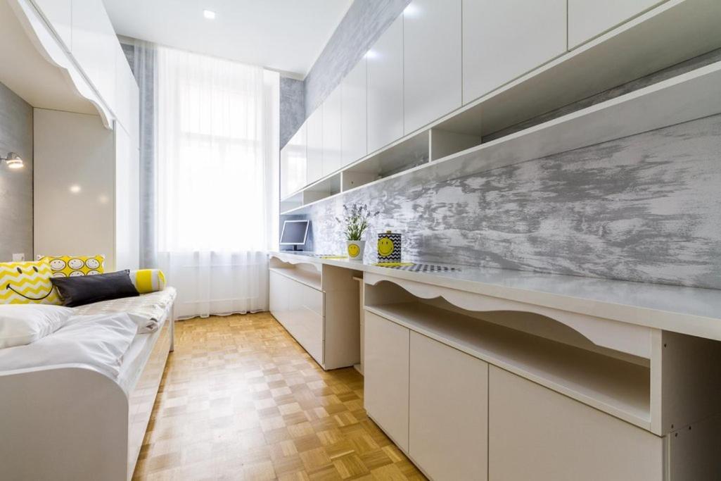 Stylish Apartment 5 Minutes Walk From City Center Prag Exterior foto