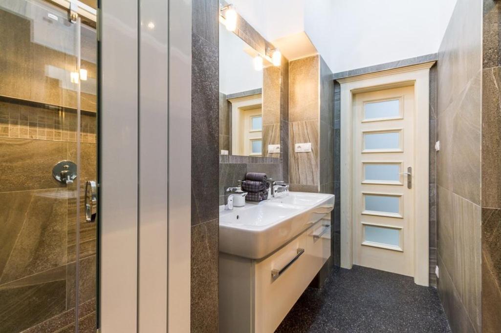 Stylish Apartment 5 Minutes Walk From City Center Prag Exterior foto
