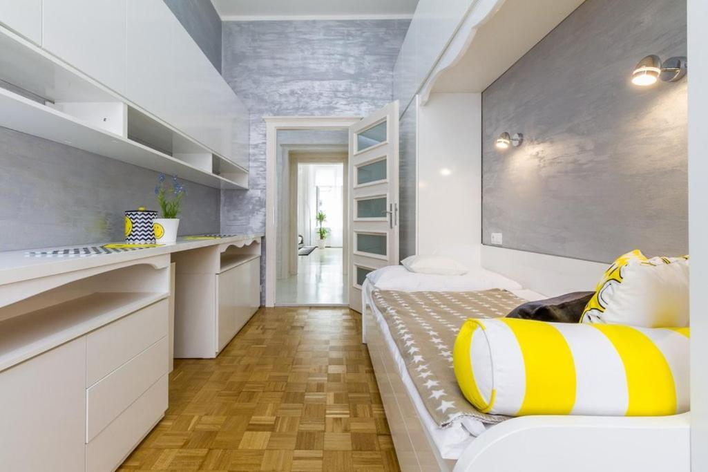 Stylish Apartment 5 Minutes Walk From City Center Prag Exterior foto