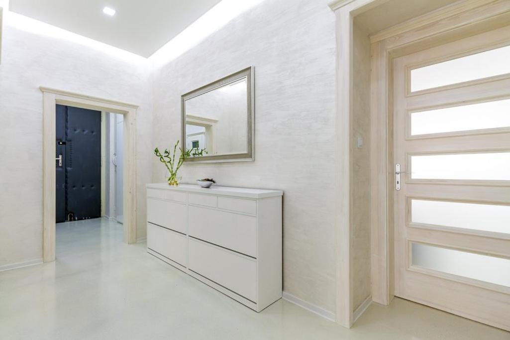 Stylish Apartment 5 Minutes Walk From City Center Prag Exterior foto