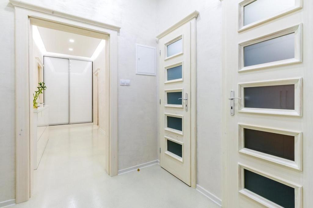 Stylish Apartment 5 Minutes Walk From City Center Prag Exterior foto
