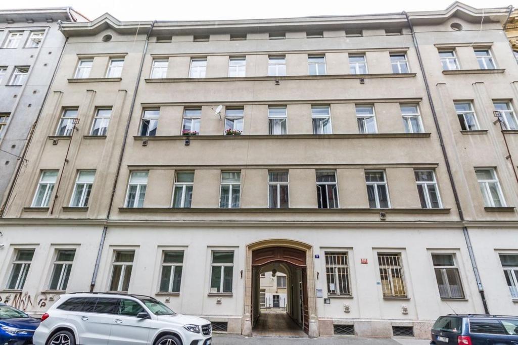Stylish Apartment 5 Minutes Walk From City Center Prag Exterior foto