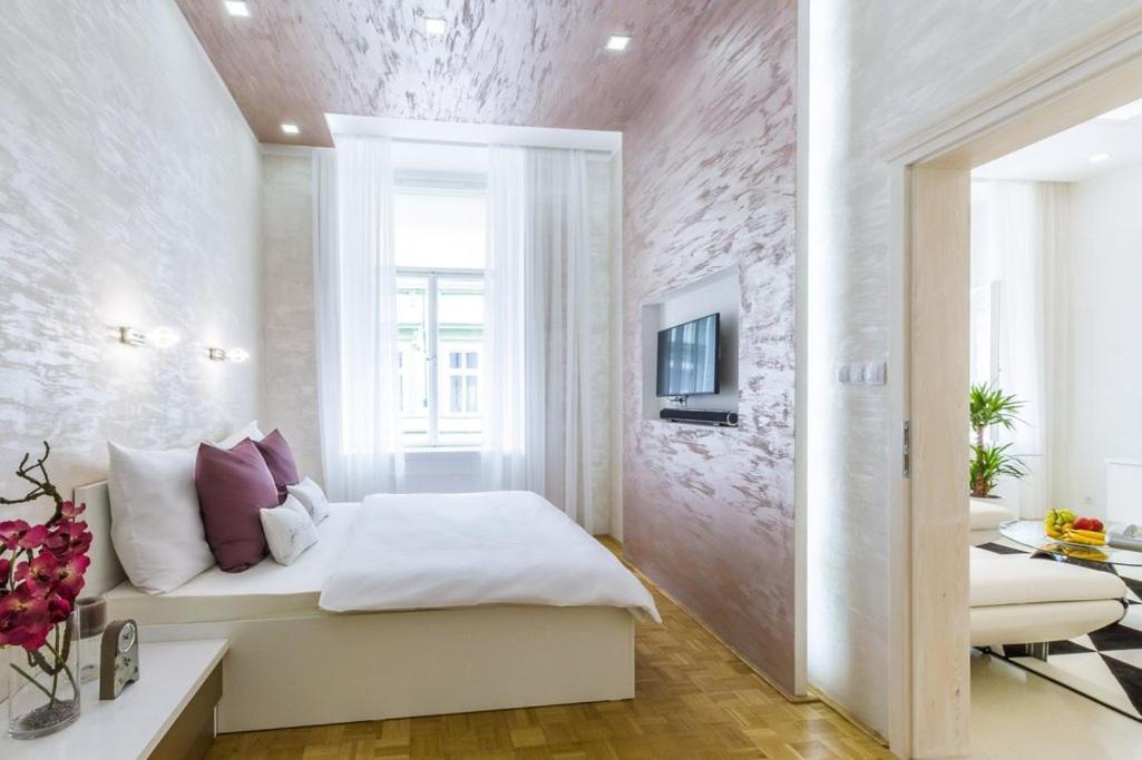 Stylish Apartment 5 Minutes Walk From City Center Prag Exterior foto