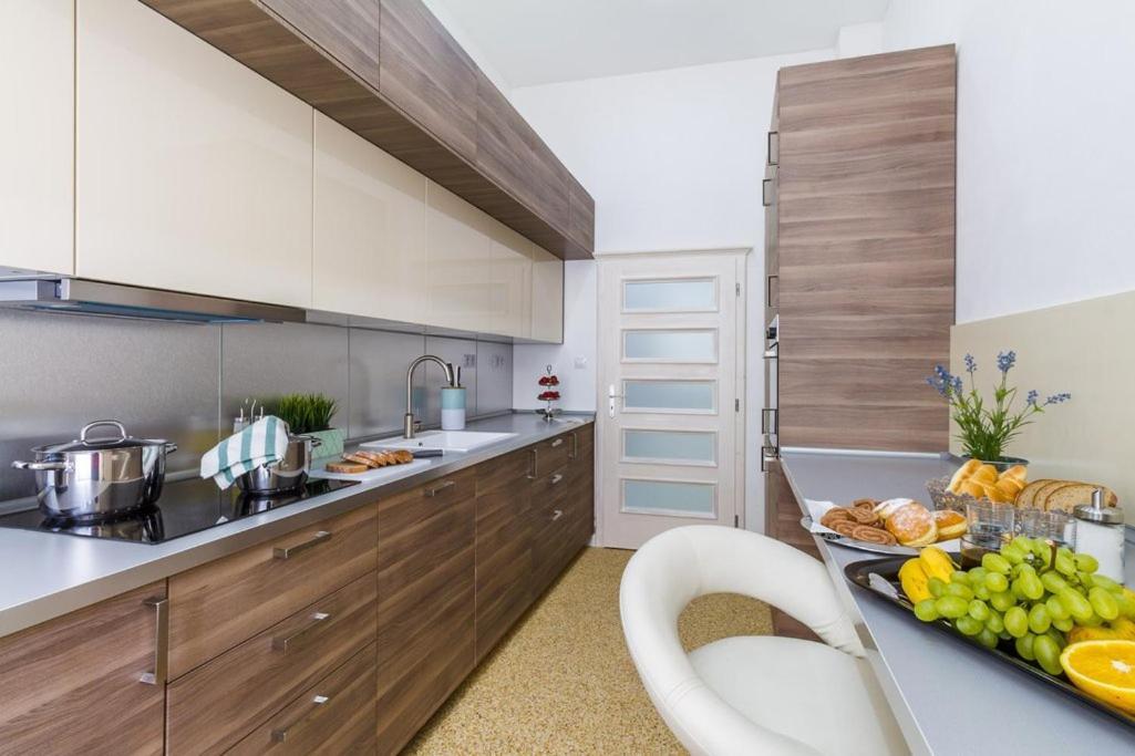 Stylish Apartment 5 Minutes Walk From City Center Prag Exterior foto