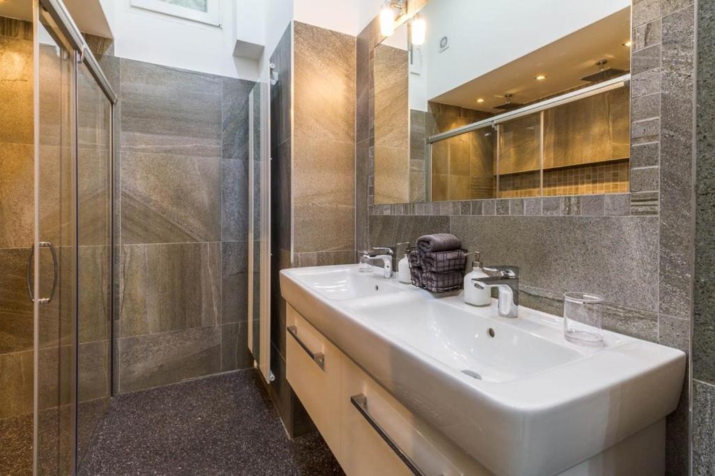 Stylish Apartment 5 Minutes Walk From City Center Prag Exterior foto