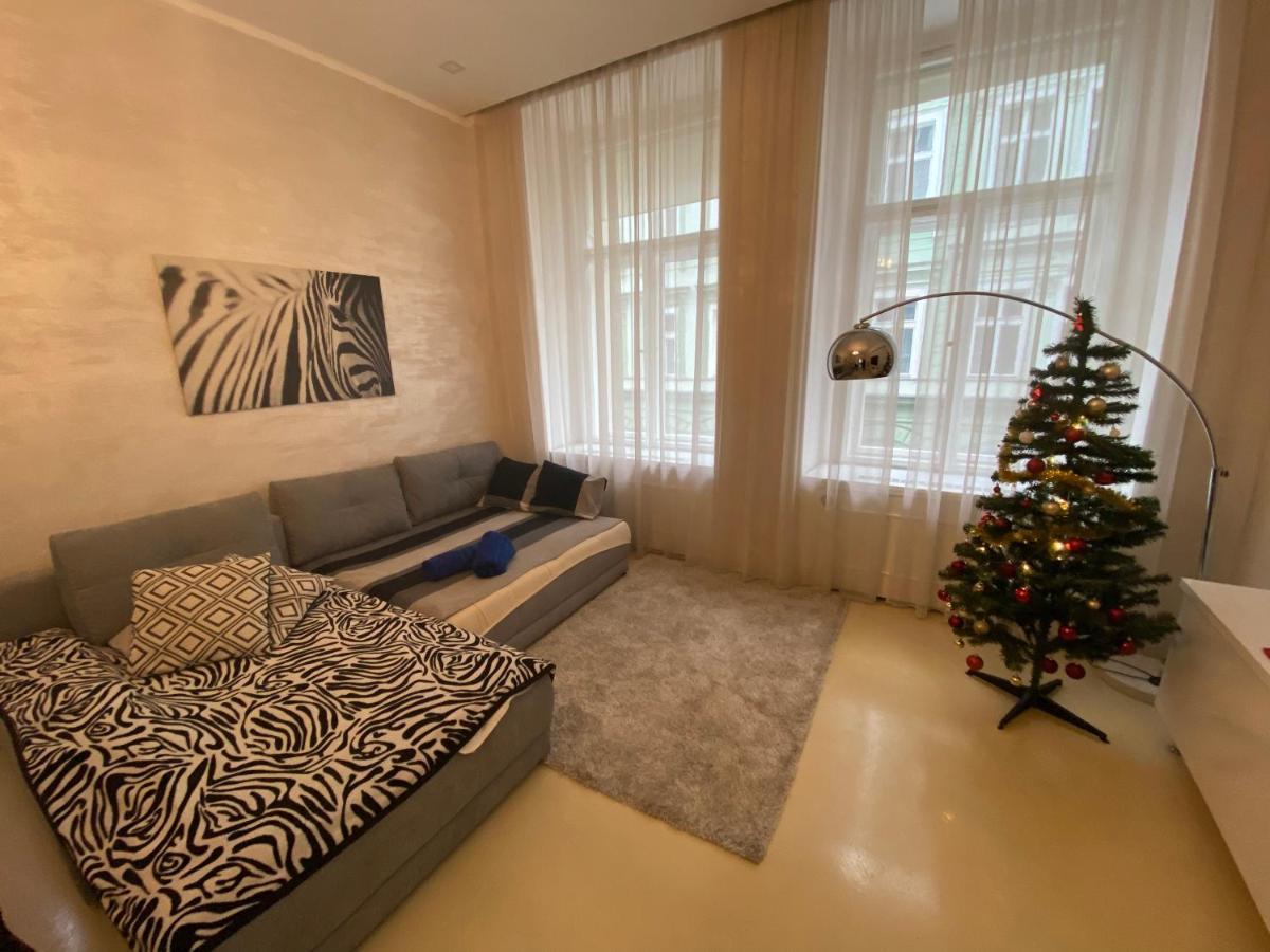Stylish Apartment 5 Minutes Walk From City Center Prag Exterior foto